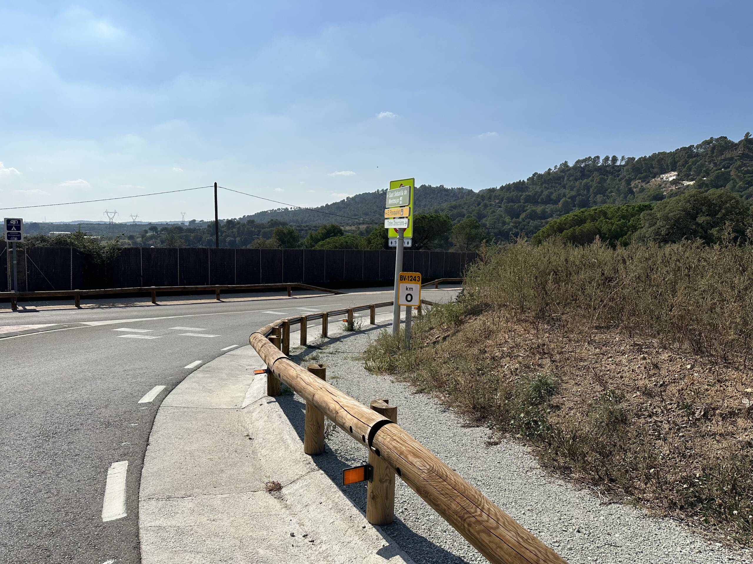 Caldes de Montbui: Paso de peatones en la carretera BV-1243 y acceso a Els Saulons.